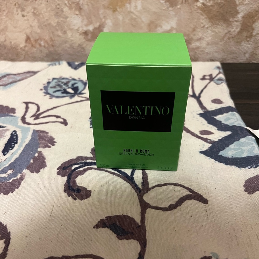Valentino Donna Born in Roma in Vibrant Green Box